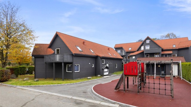 Fellesarealene er opparbeidet med plen, beplantning, internveier og lekeplass.