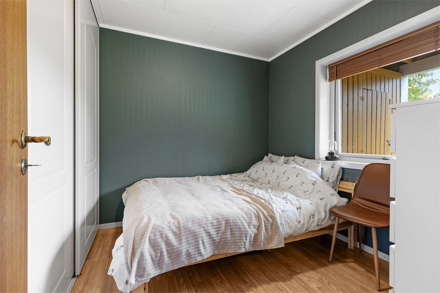 Soverom i utleiedel med plass til stor seng og skyvedørsgarderobe