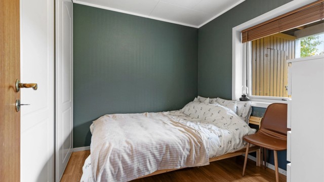 Soverom i utleiedel med plass til stor seng og skyvedørsgarderobe