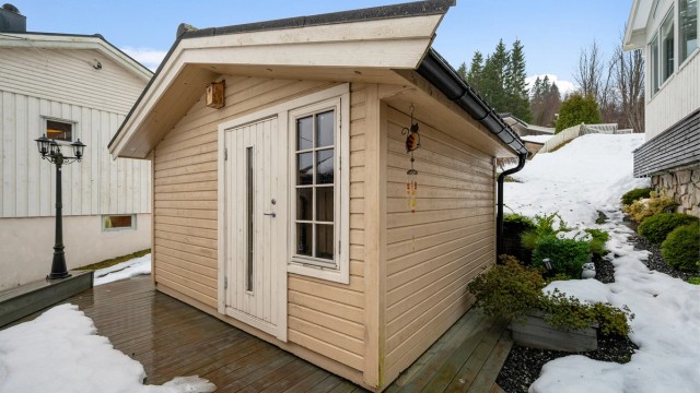 Nærområdet byr på rike friluftsmuligheter året rundt, med kort vei til både skog og fjord. Her finnes flotte turstier, rolige landeveier og gode bade og fiskemuligheter. Turene mot Storheia er populære og gir flotte naturopplevelser samt panoramautsikt.
