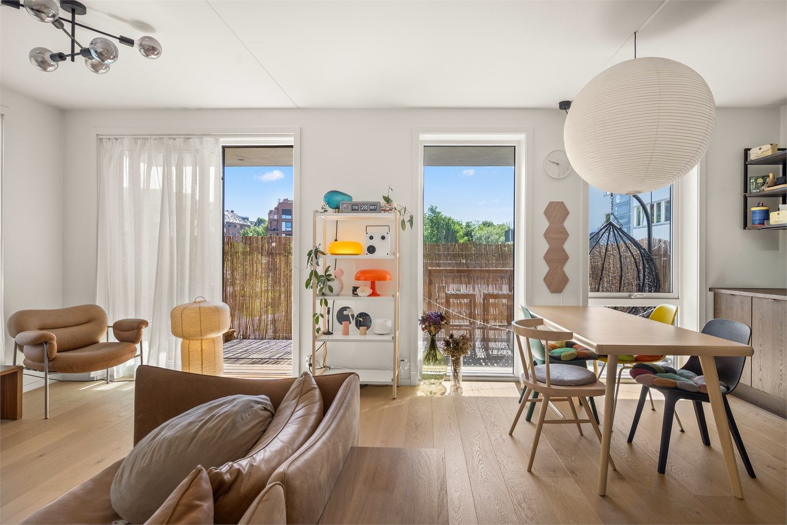 En moderne og arealeffektiv 3-roms hjørneleilighet fra 2022, med vannbåren varme og balansert ventilasjon. Foto: Martine Eren v/Martine Eren studio