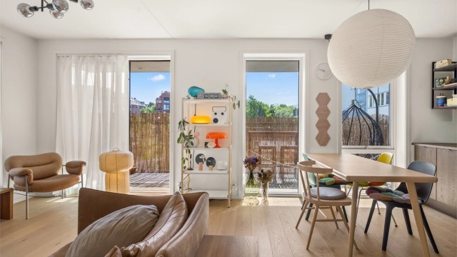 En moderne og arealeffektiv 3-roms hjørneleilighet fra 2022, med vannbåren varme og balansert ventilasjon. Foto: Martine Eren v/Martine Eren studio