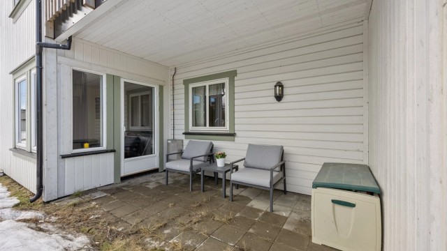 Den overbygde delen av terrassen gir ly for vær og vind.