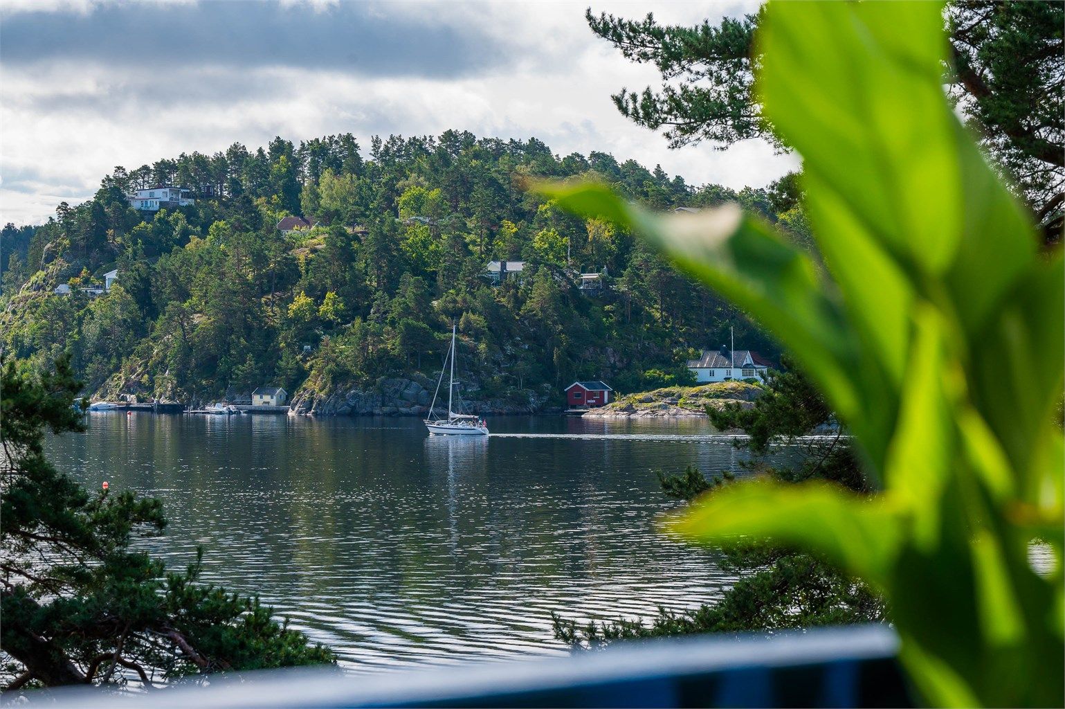 Sjønær og hyggelig enebolig beliggende flott til i Fuglevik- Solrike uteplasser med utsikt, nærhet til kyststi og natur! Foto: Kristian Bollæren v/Fotofinish
