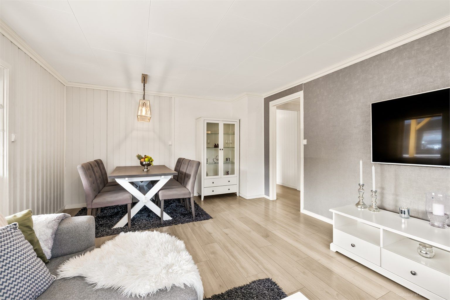 En fondvegg gir karakter til rommet, som ellers har lyse, malte panelvegger.