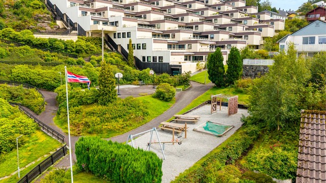 Kjøpesenter som Thon Senter Åsane, Horisont, Gullgruven m.m. ligger en kort kjøretur. Til sentrum med studiesteder og flere servicetilbud har man en reisetid på ca. 20 minutter.