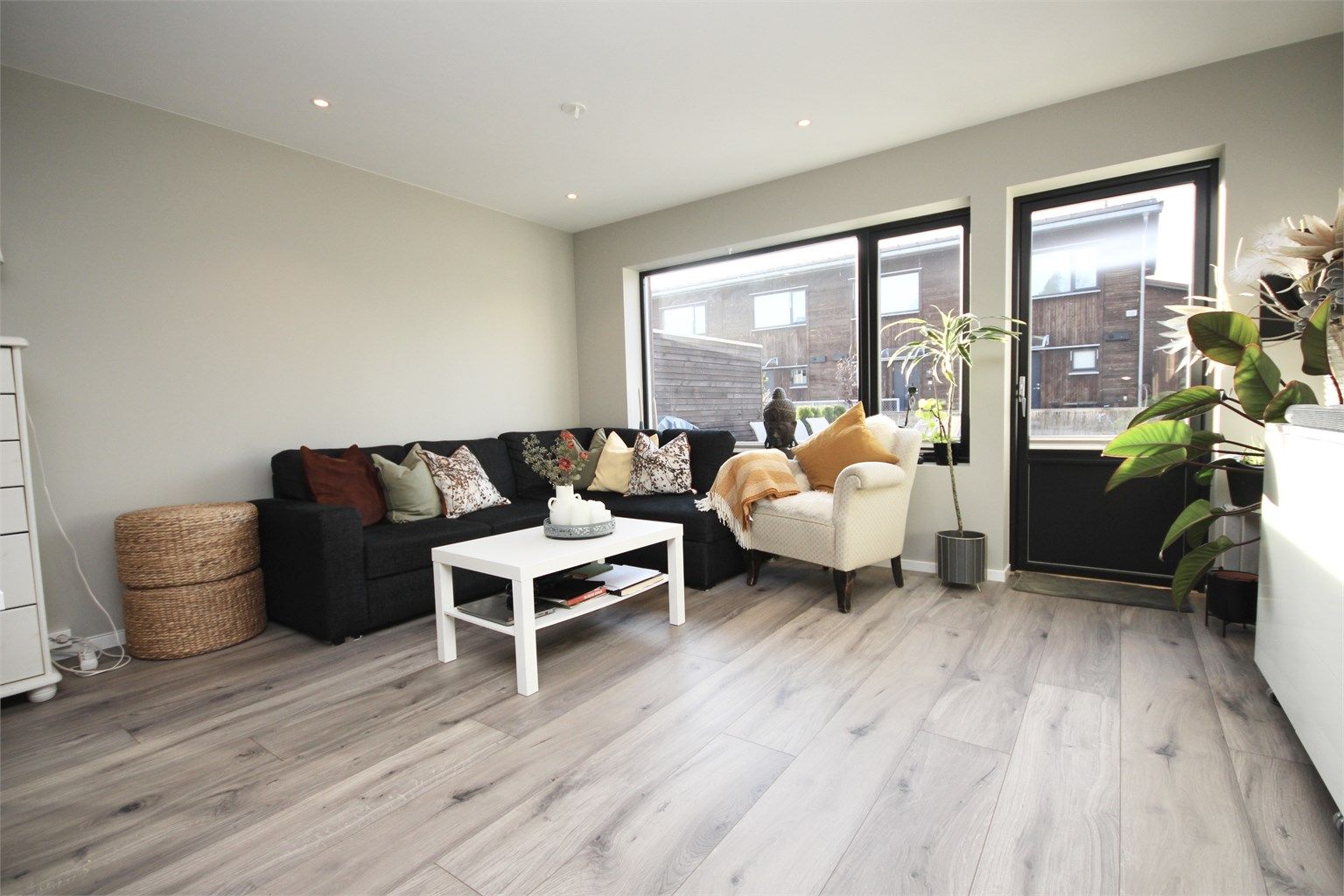 Lys stue med utgang til markterrasse/hage. Store vindusflater som slipper inn rikelig med naturlig lys.