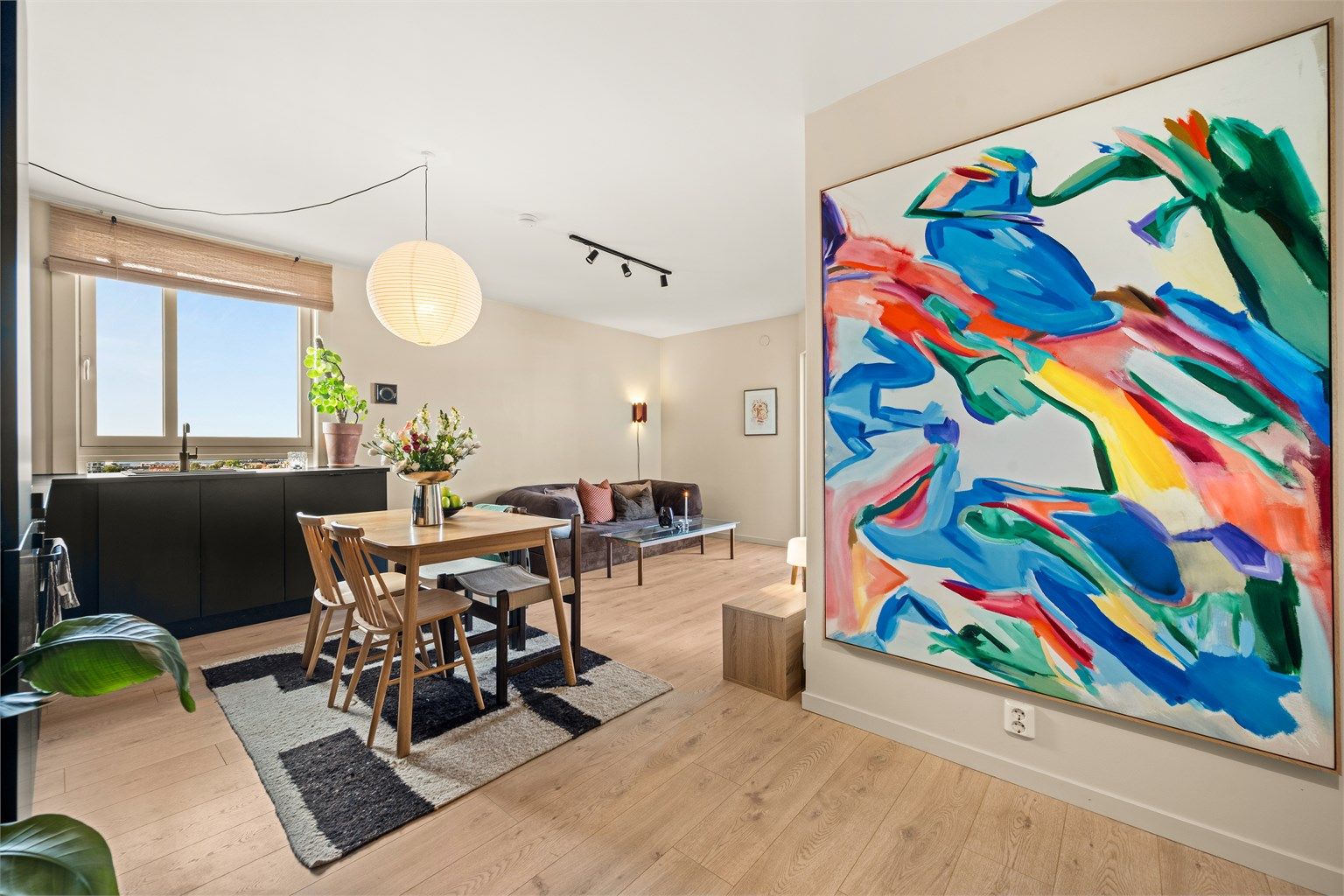 Stuen er boligens sosiale samlingspunkt med plass til å møblere i soner.