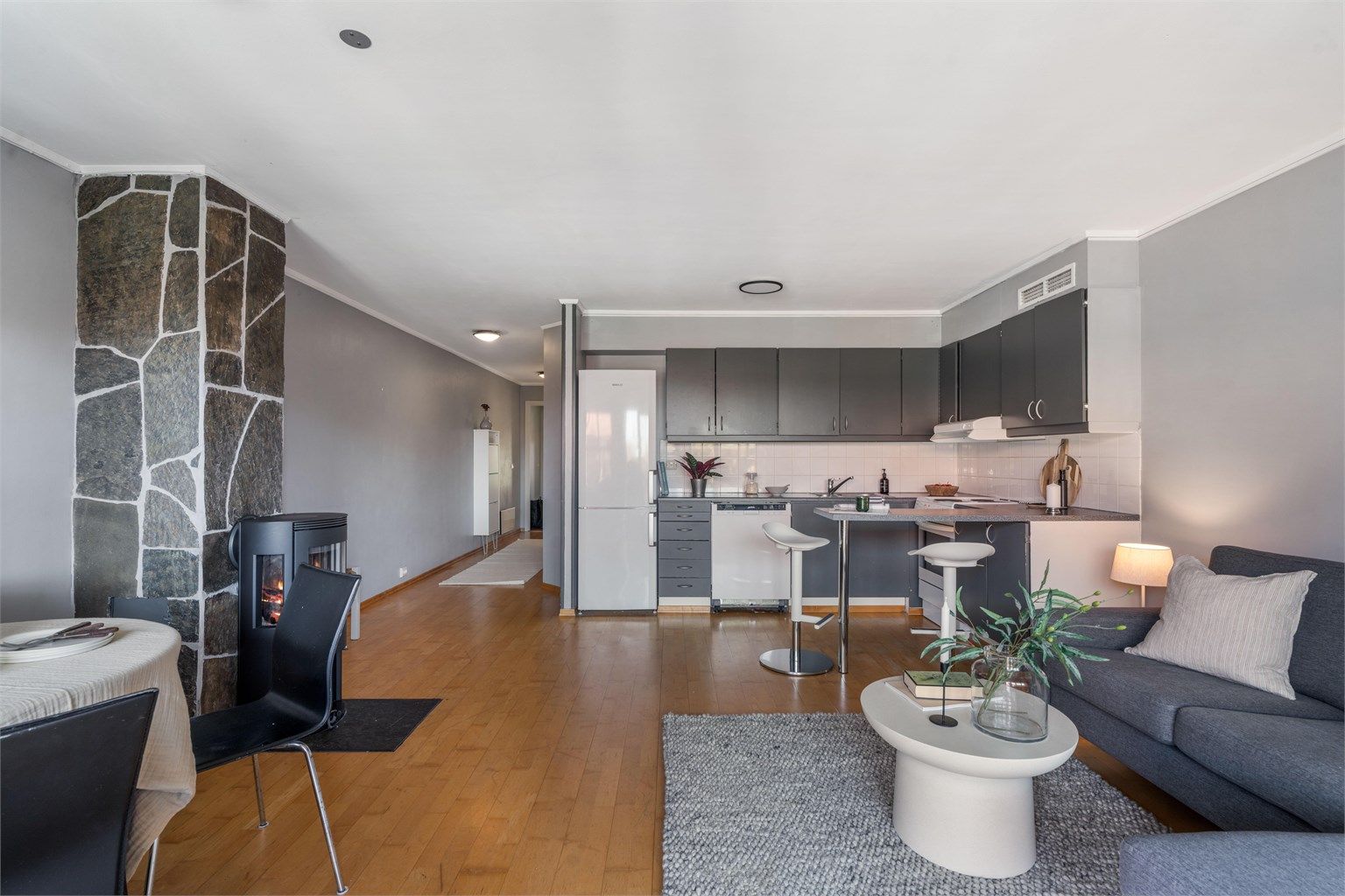 Gjennomgående parkett i oppholdsrommene.