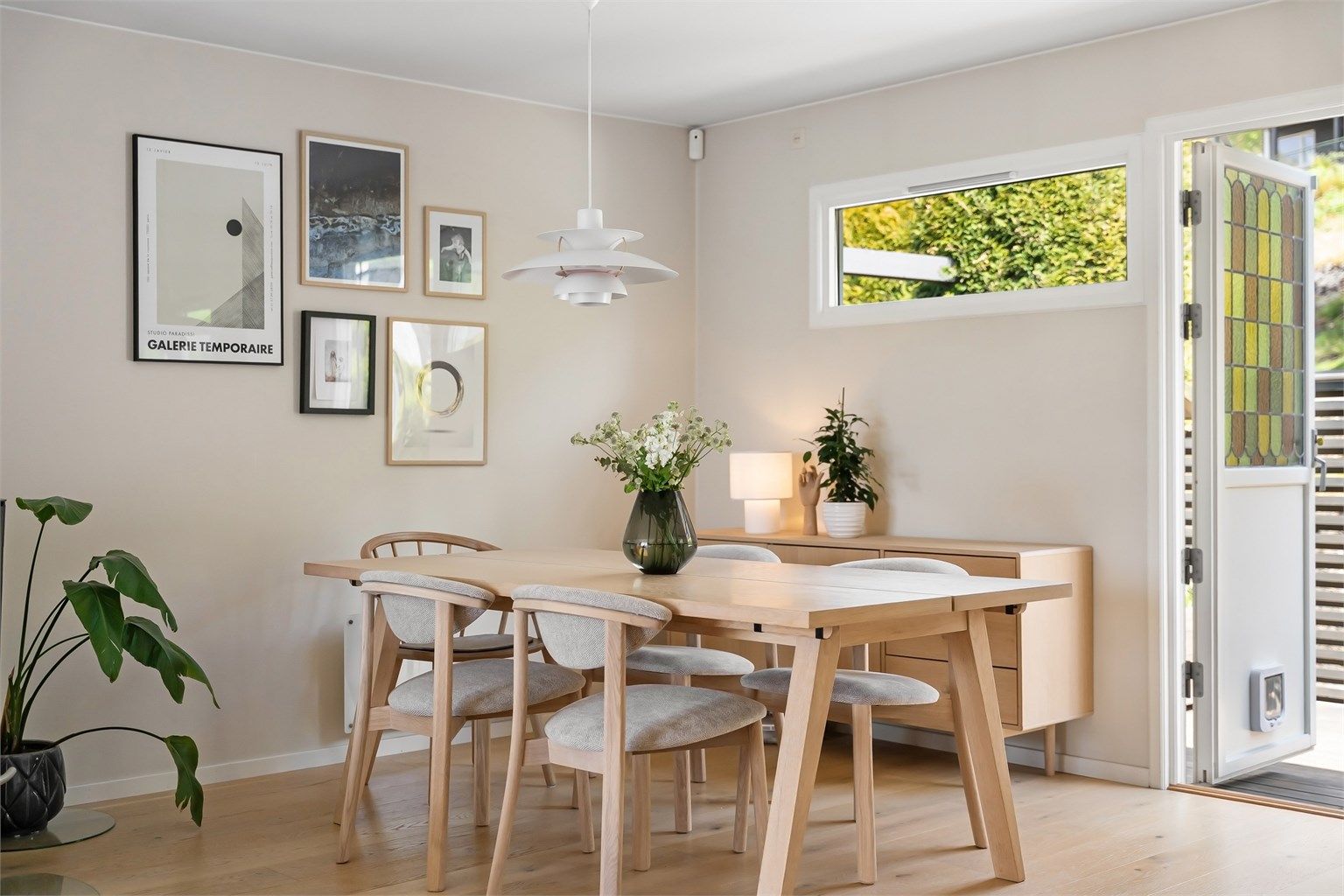 Terrassedøren fra 2014 slipper inn godt med lys og åpner opp mot uteplassen.