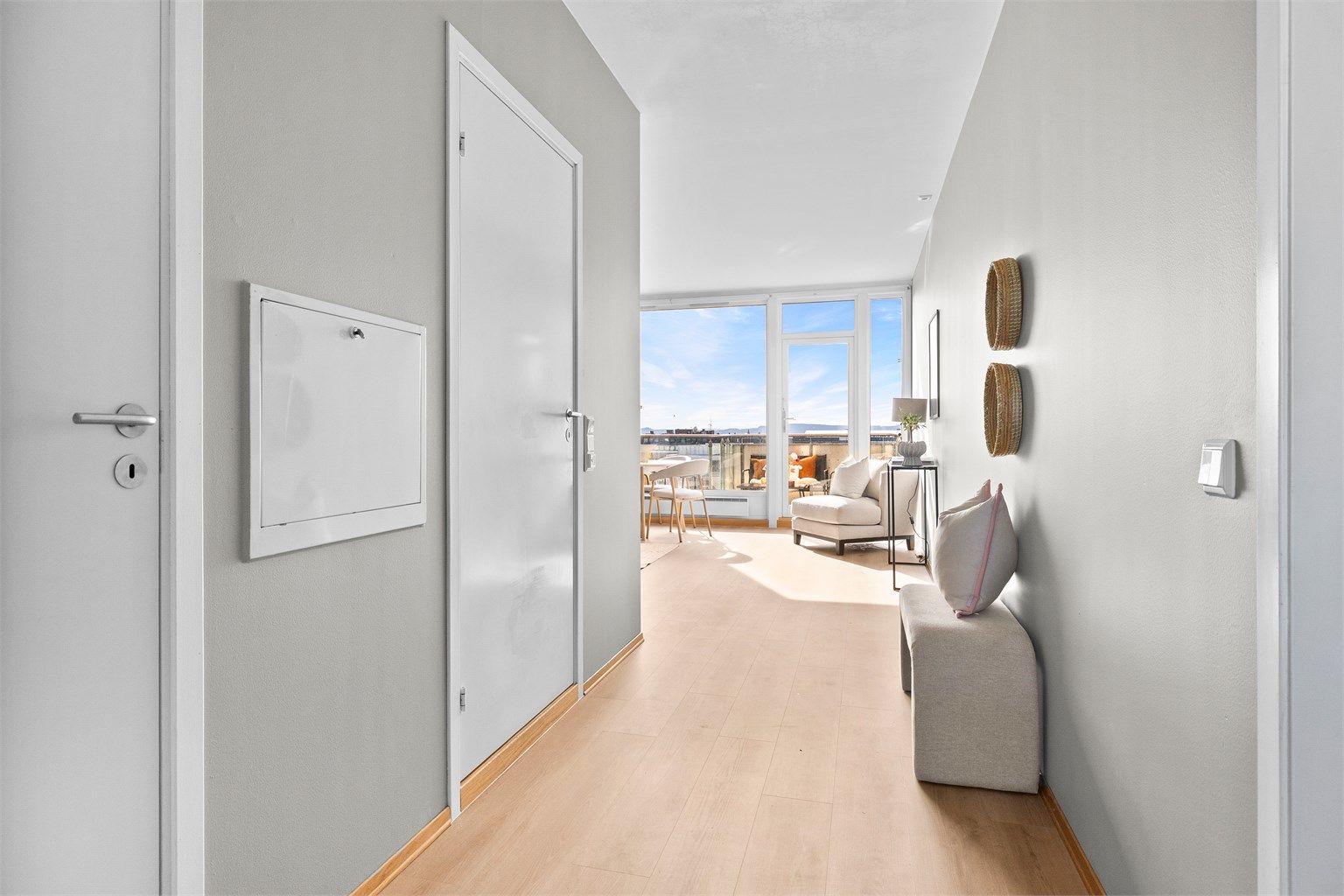 Planløsningen gir en luftig og funksjonell romfølelse.