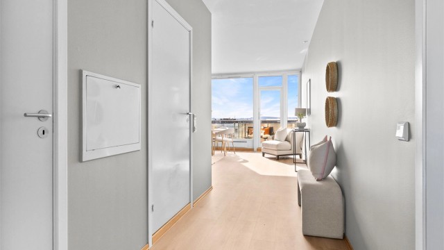 Planløsningen gir en luftig og funksjonell romfølelse.