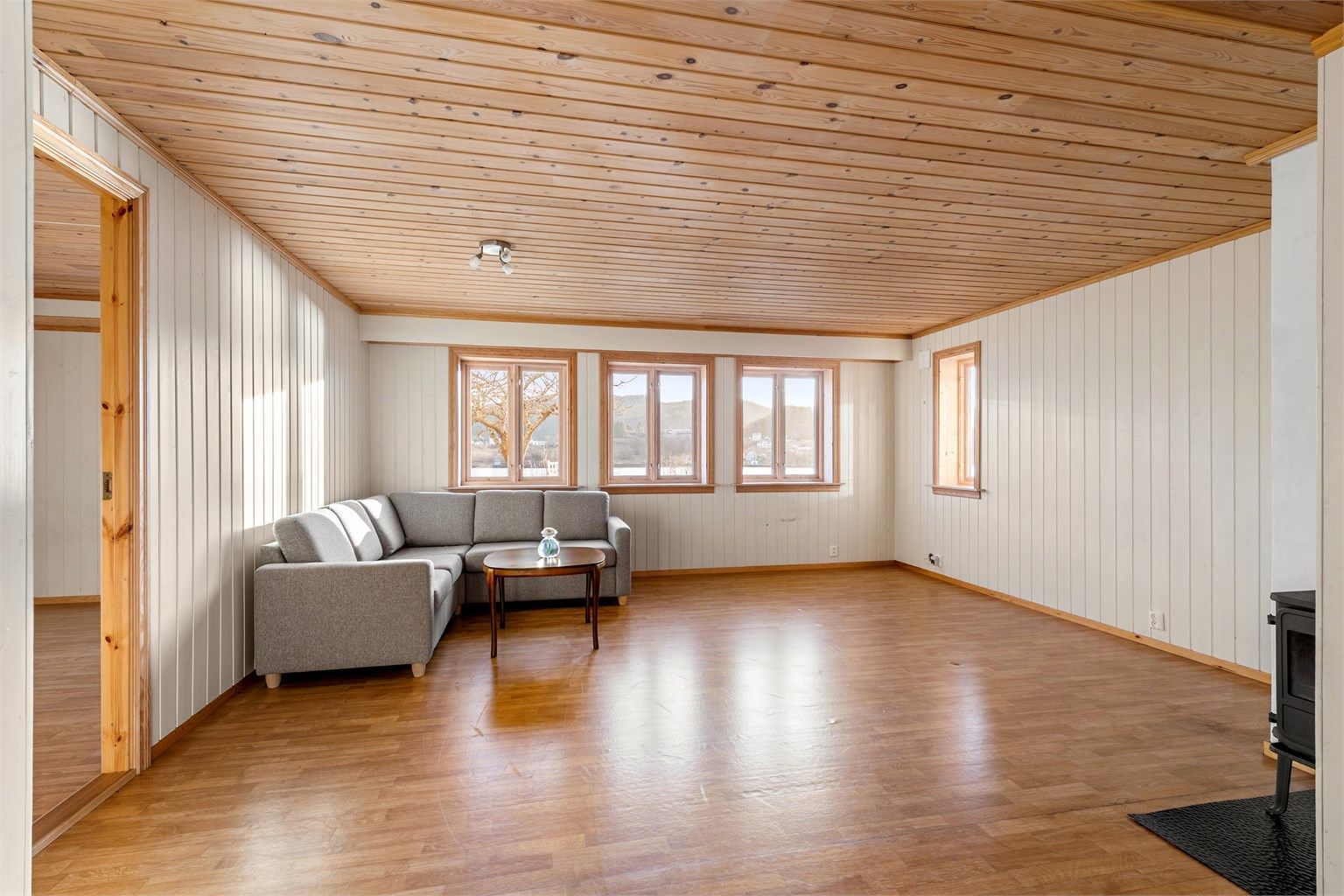 Stue i underetasjen med flott fjordutsikt  (ikke byggemeldt og godkjent innredet) 