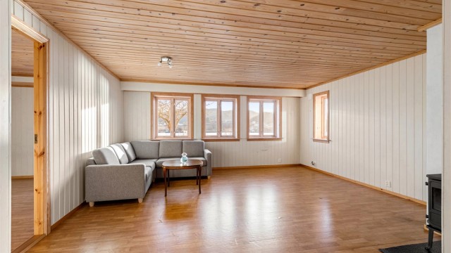 Stue i underetasjen med flott fjordutsikt (ikke byggemeldt og godkjent innredet)