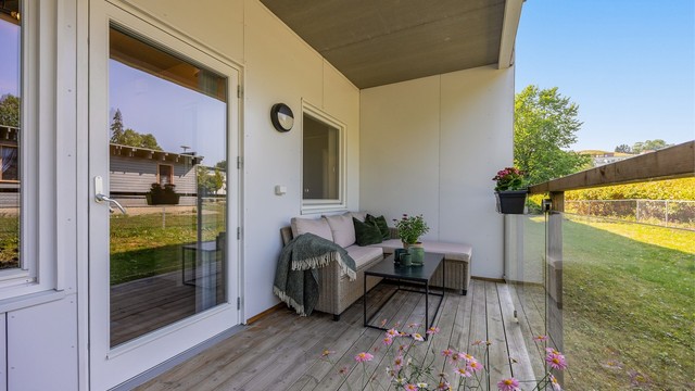 Terrassen fungerer ypperlig som en naturlig forlengelse av leiligheten på sommerhalvåret.