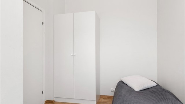 Det andre soverommet passer godt som barnerom, gjesterom eller kontor. Her er også frittstående garderobeskap