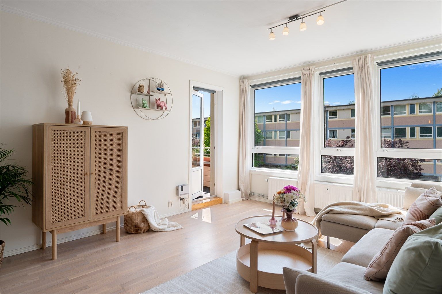 - Utgang fra stue til vestvendt balkong på ca. 8 kvm -