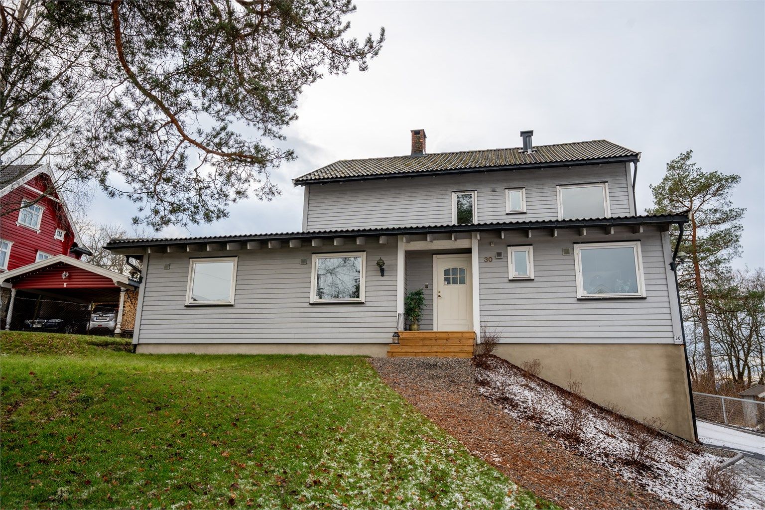 Boligen har en barnevennlig og trafikkskjermet beliggenhet innerst i en blindvei, med umiddelbar nærhet til barnehager, Munkerud skole, buss og nærbutikk. Det er også kort vei til bl.a. servicetilbud på Sæter, trikkeholdeplass og fritidstilbud