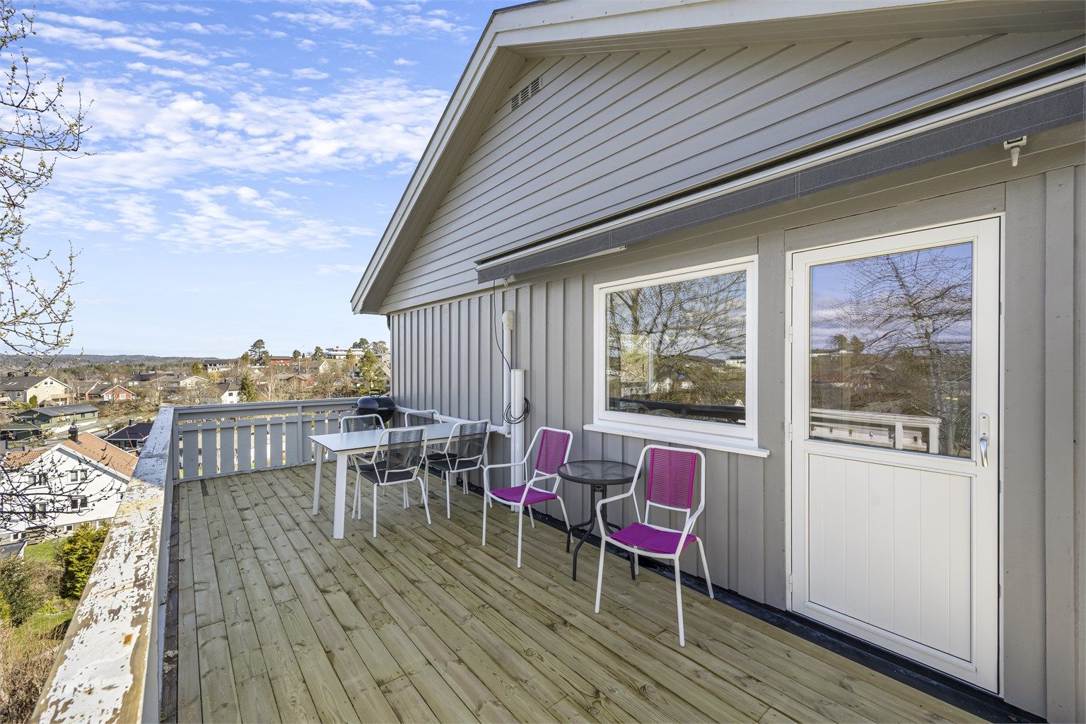 Fra stuen er det direkte utgang til en stor terrasse med god plass til sittegruppe og grill.