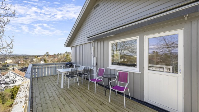 Fra stuen er det direkte utgang til en stor terrasse med god plass til sittegruppe og grill.