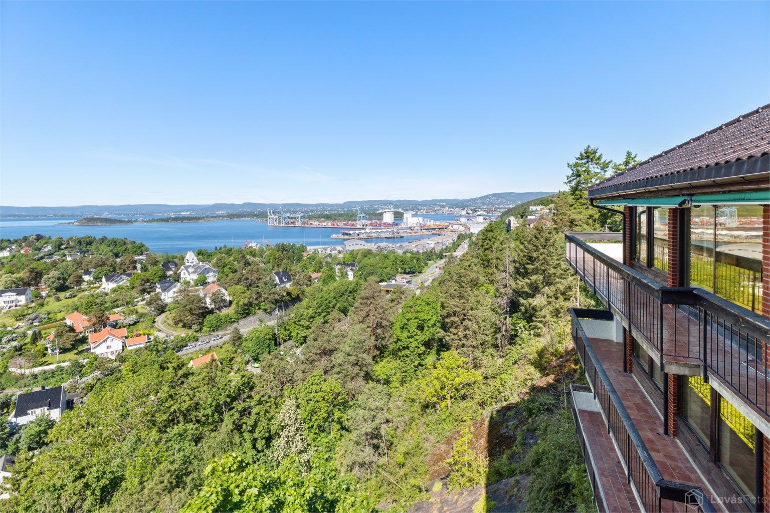 Fra eiendommen er det en vidstrakt utsikt over Oslofjorden,   man ser fra Svartskog, via Bunnefjorden, Nesodden og innseilingen, til Holmenkollen og Oslo sentrum.
Foto: John Løvås/Løvås Foto