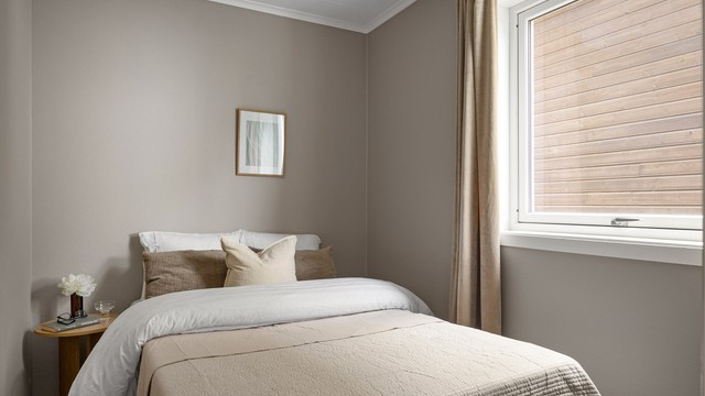 Pent soverom med plass til dobbeltseng