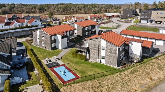 Fellesarealene er pent opparbeidet med plen og lekeapparater.