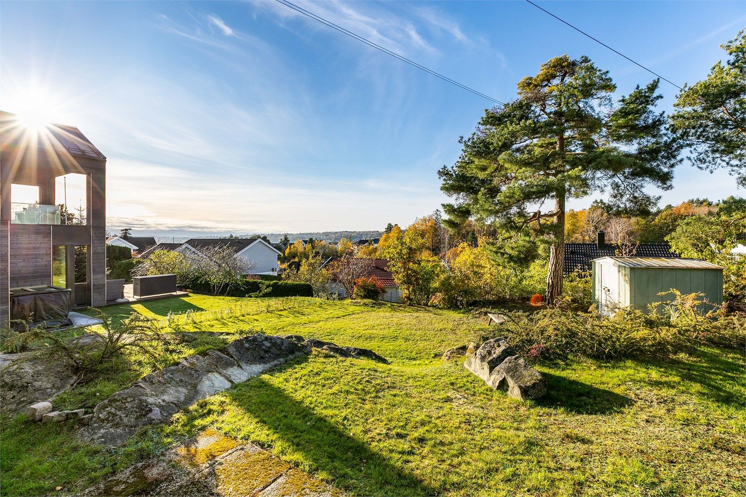 I høyden på Mosseskogen er det både gode solforhold og fin utsikt å se - ute som inne.