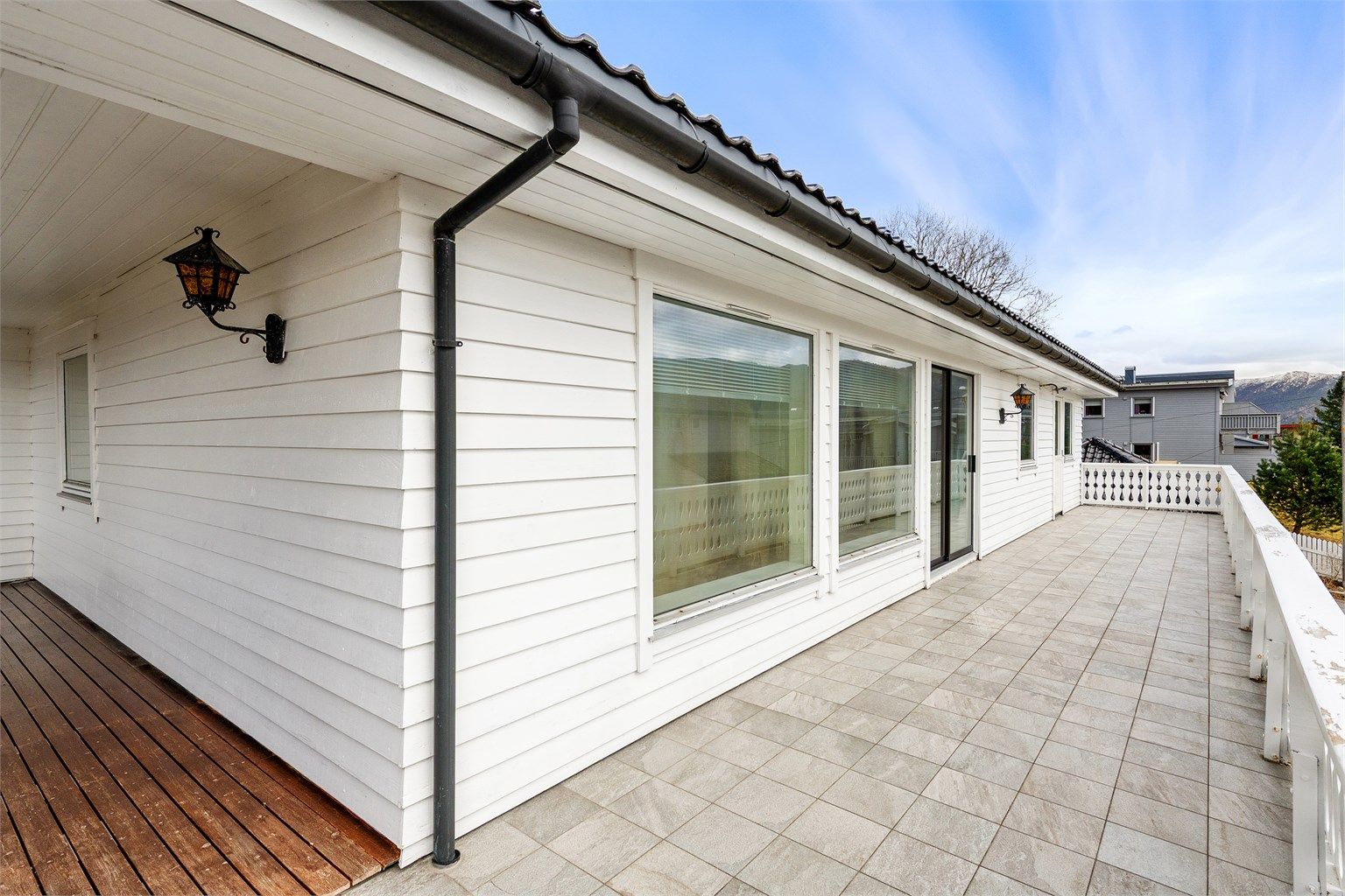 Terrassen strekker seg langs husets sør- og vestside, og gir gode solforhold