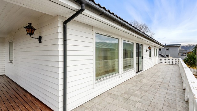 Terrassen strekker seg langs husets sør- og vestside, og gir gode solforhold