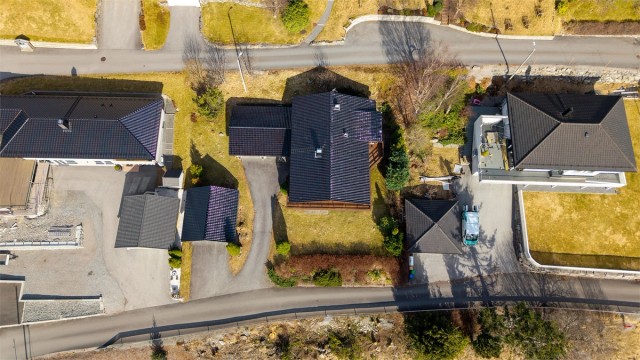 Dronebilde av tomten sett fra fugleperspektiv