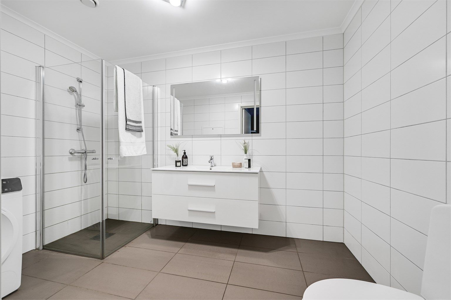 Badet er fra byggeåret 2018 og har en tidløs utforming.