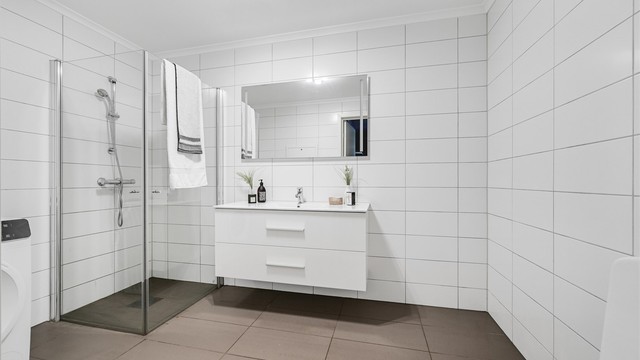 Badet er fra byggeåret 2018 og har en tidløs utforming.