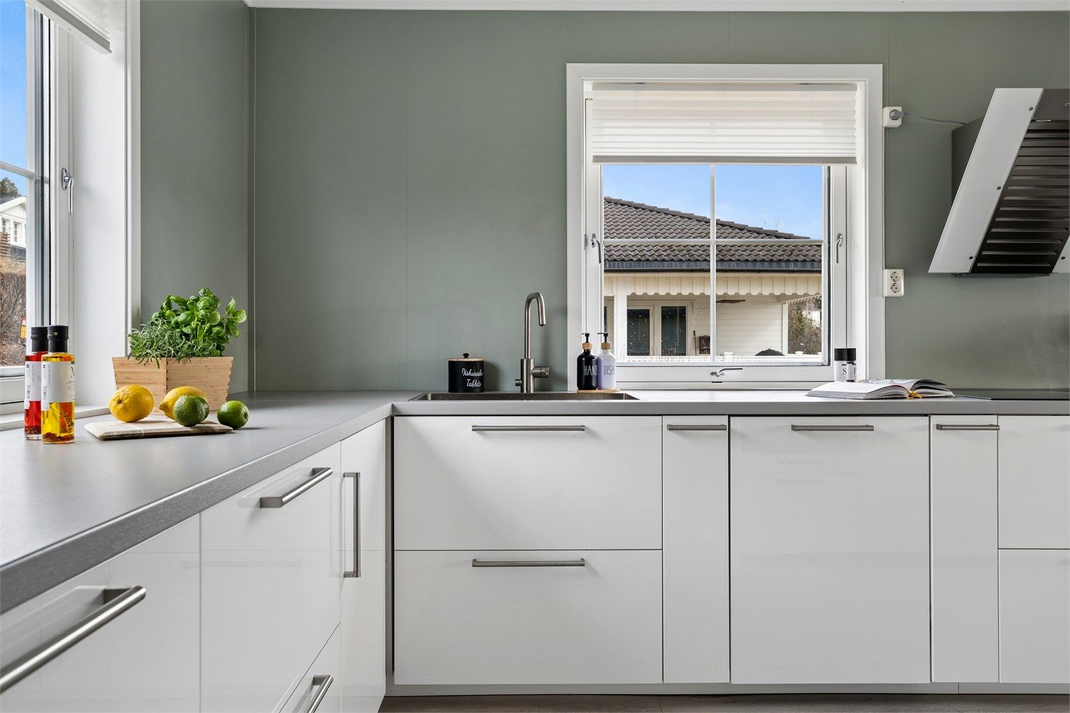 Vinduene sørger for godt med lysinnslipp.