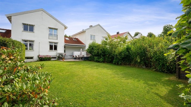 Stor, usjenert hage med god plass for lek og utendørsaktiviteter.