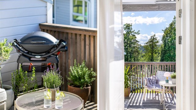 Sjøgløtt sees også fra stuen. Med balkongdøren åpen slipper sommerbrisen inn.