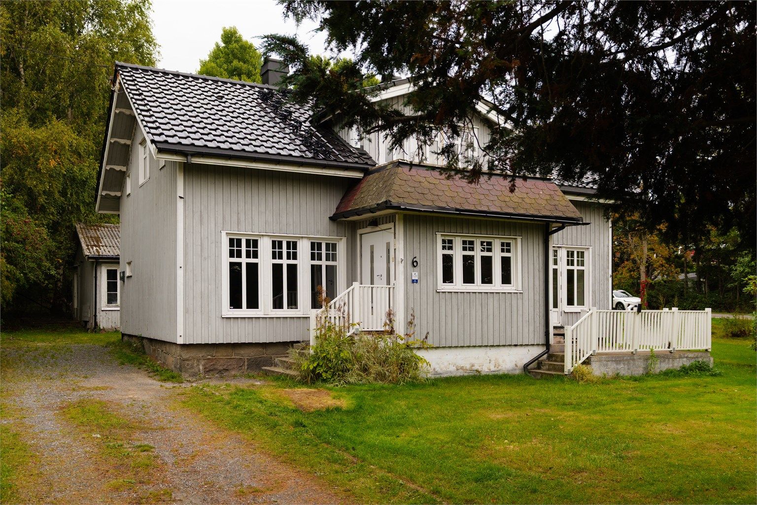 Sørsiden ble kledd om i 2015, samme år ble også entreens ytterdør skiftet ut. Taktekking over entreen er av eldre årgang.
