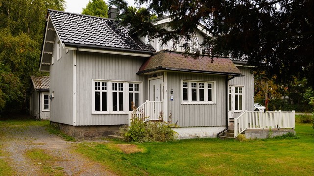 Sørsiden ble kledd om i 2015, samme år ble også entreens ytterdør skiftet ut. Taktekking over entreen er av eldre årgang.