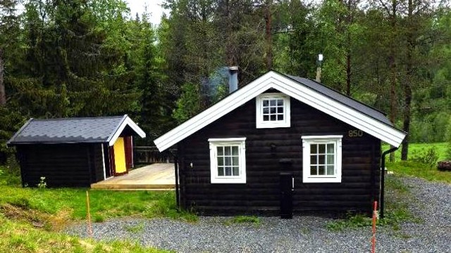 felkommen til Nedre Håkkådalsvei 850 – en fritidsbolig oppført i 2015, idyllisk plassert 606 moh. Hytten ligger fritt og usjenert på eiet tomt, omgitt av skog og åpne landskap.
