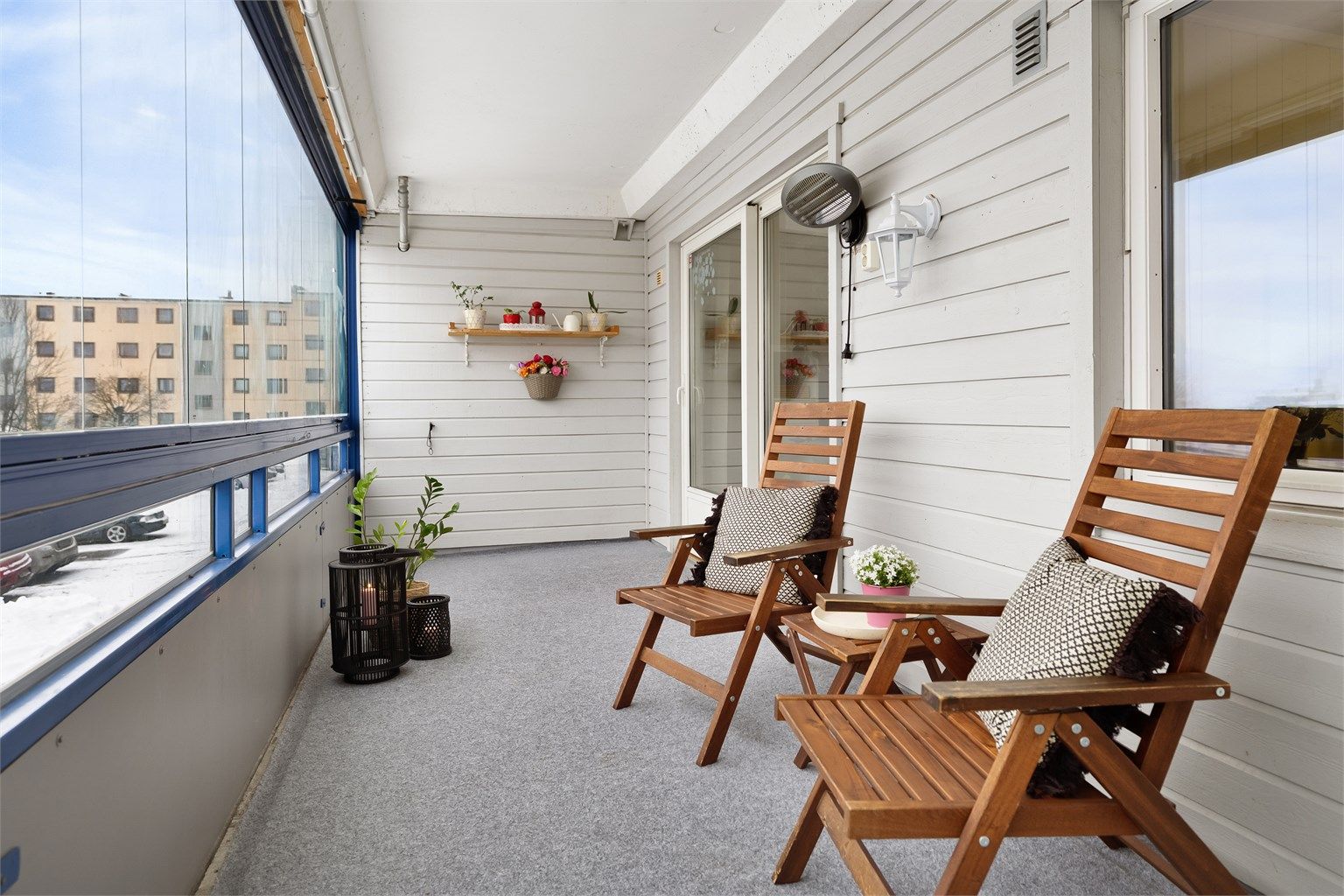  Her får du en praktisk entré, pent kjøkken og bad fra 2007, to gode soverom og ikke minst en flott, innglasset balkong på hele 14 kvm.