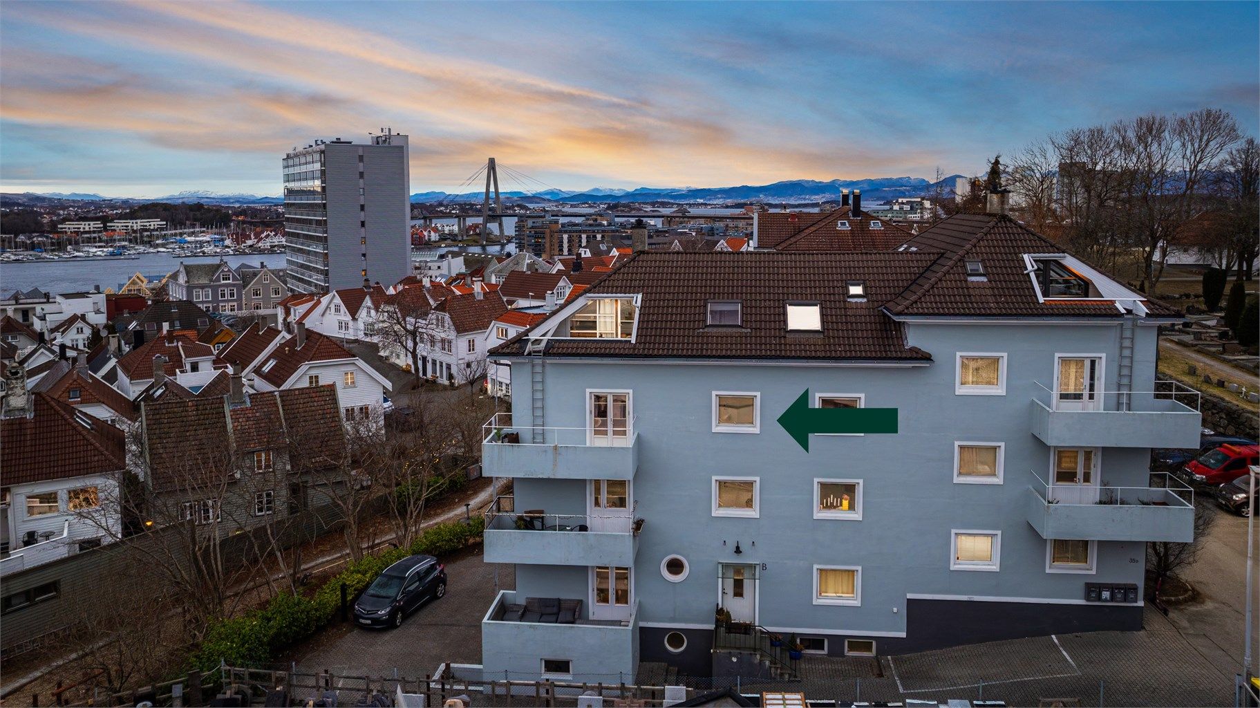 Leiligheten ligger i 3.etg og i front av bygget. 
