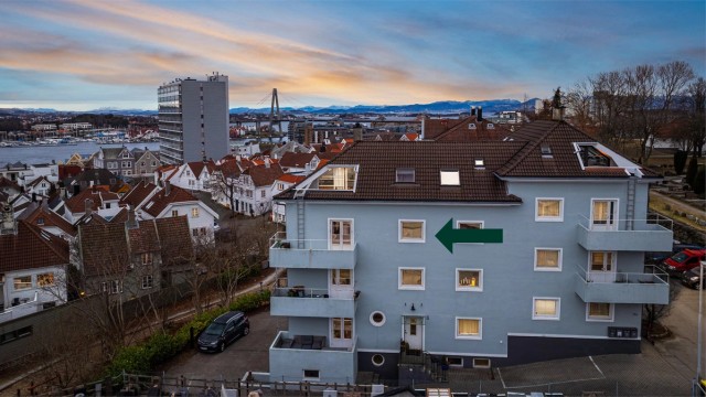 Leiligheten ligger i 3.etg og i front av bygget.