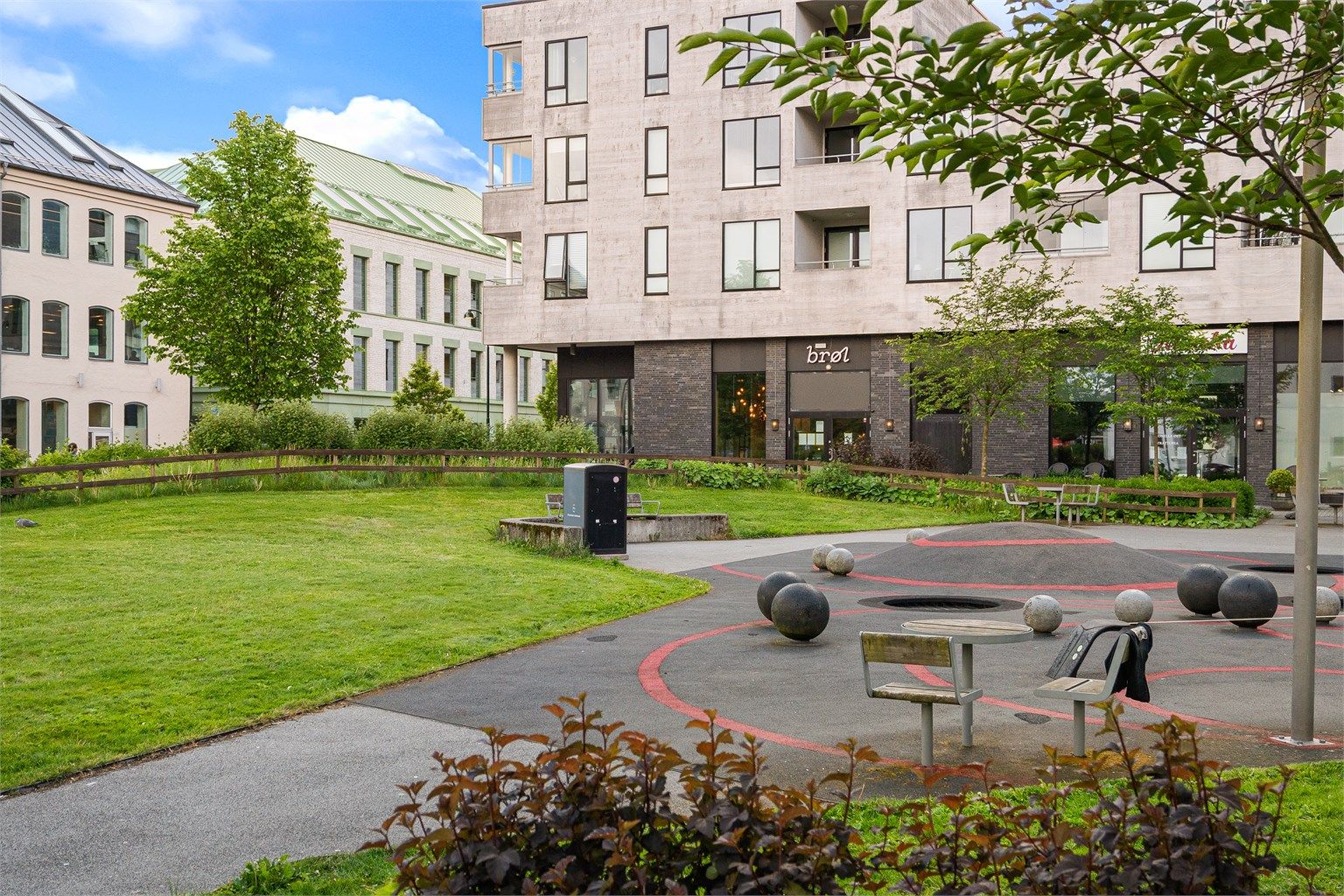 Kort gange fra leiligheten ligger flere dagligvarebutikker, apotek, barnehager og skoler. Det finnes i tillegg flere serveringssteder som for eksempel Brøl, Ostehuset Øst og Kanelsnurren og rett i nabolaget. Baren Øst  i umiddelbar nærhet. 