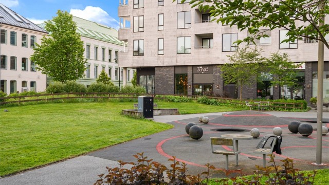Kort gange fra leiligheten ligger flere dagligvarebutikker, apotek, barnehager og skoler. Det finnes i tillegg flere serveringssteder som for eksempel Brøl, Ostehuset Øst og Kanelsnurren og rett i nabolaget. Baren Øst i umiddelbar nærhet.