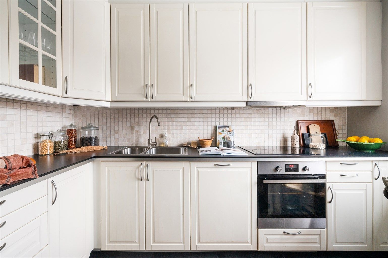 Separat kjøkken fra 2013 med profilerte fronter og rikelig med skapplass.