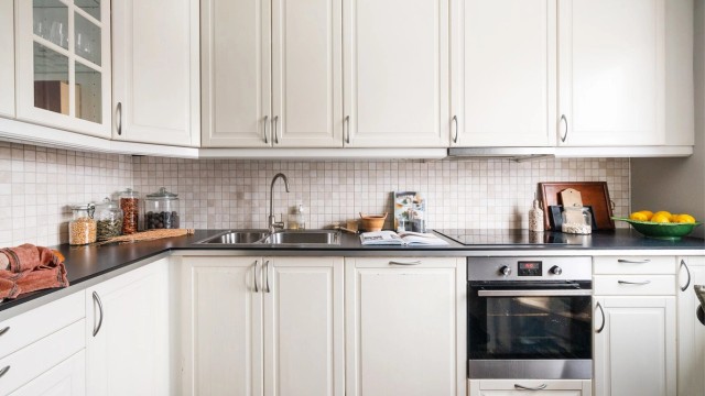 Separat kjøkken fra 2013 med profilerte fronter og rikelig med skapplass.