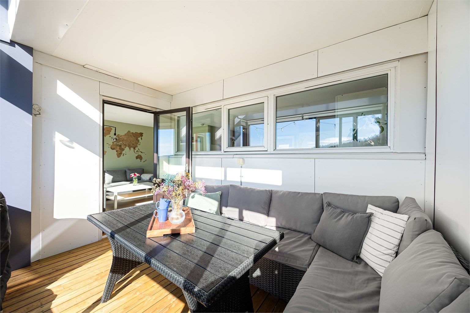 Balkongen på hele 9 kvm blir en naturlig forlengelse av stuen på varme dager. Her har du sol fra morgen til sen ettermiddag.