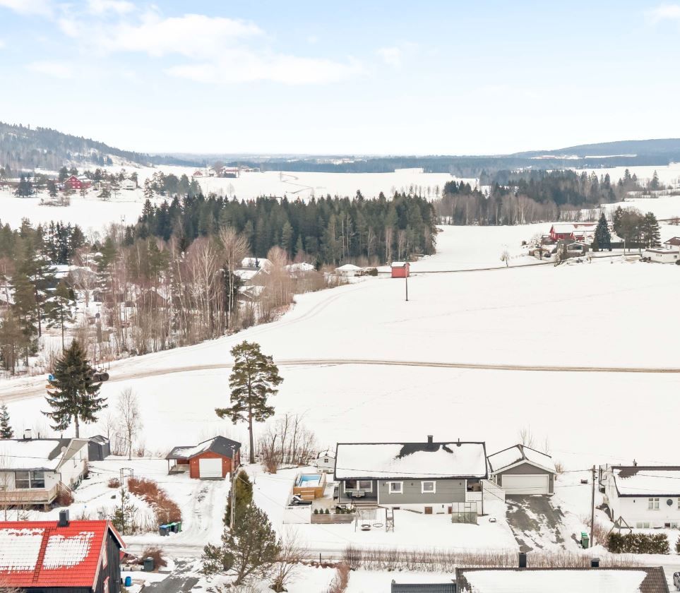 Boligen ligger landlig til med naturlige omgivelser