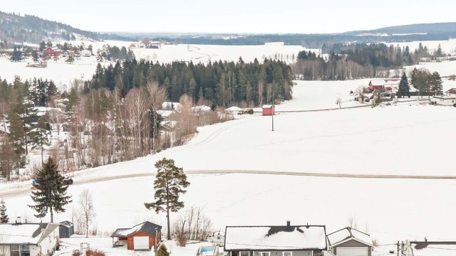 Boligen ligger landlig til med naturlige omgivelser