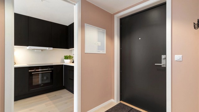 Den spreke rosa nude-tonen står godt til det lyse 1-stavs parkettgulvet som er gjennomgående i leiligheten